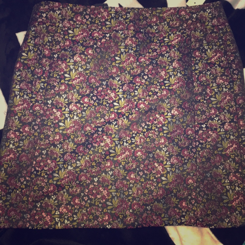 Loft floral print skirt with pockets !